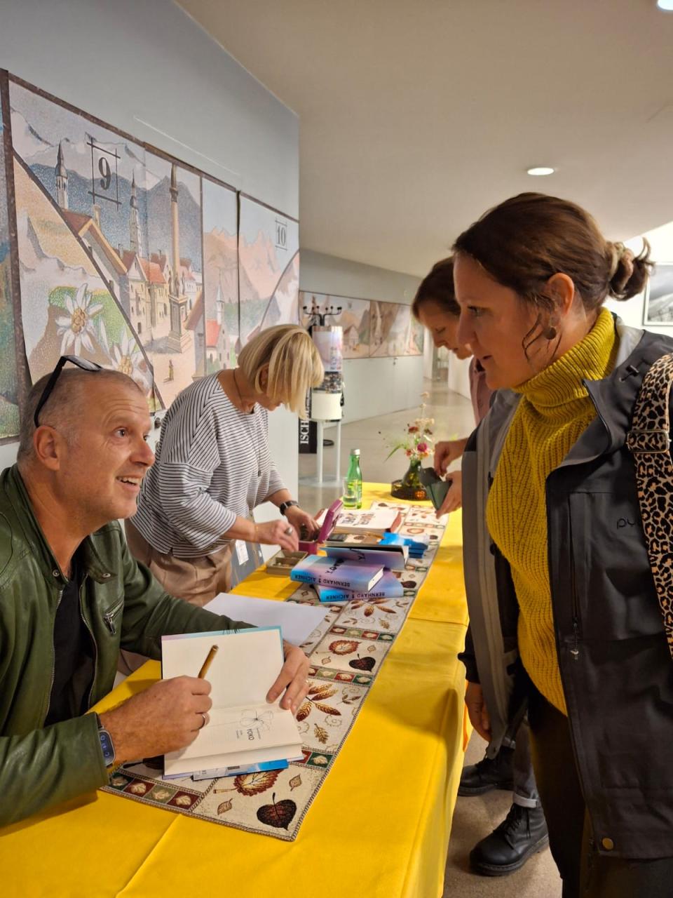 Autogrammstunde von Autor Bernhard Aichner.