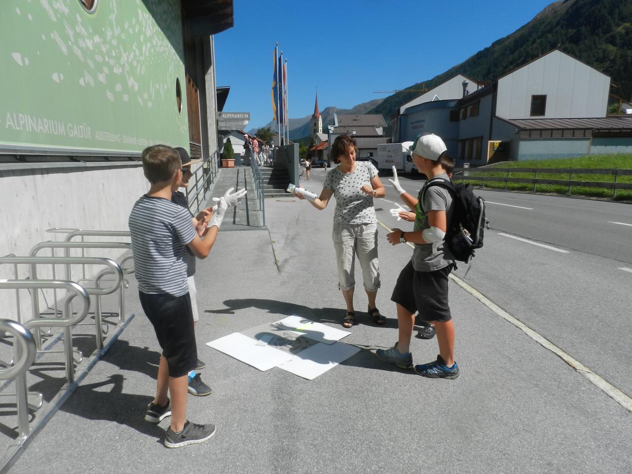 In einer gemeinsamen Aktion mit dem Jugendraum wurde das Logo auf die Straße gesprüht.