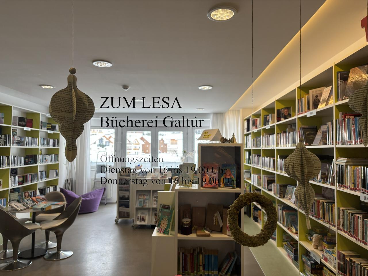 Blick von außen auf die Bücherei.