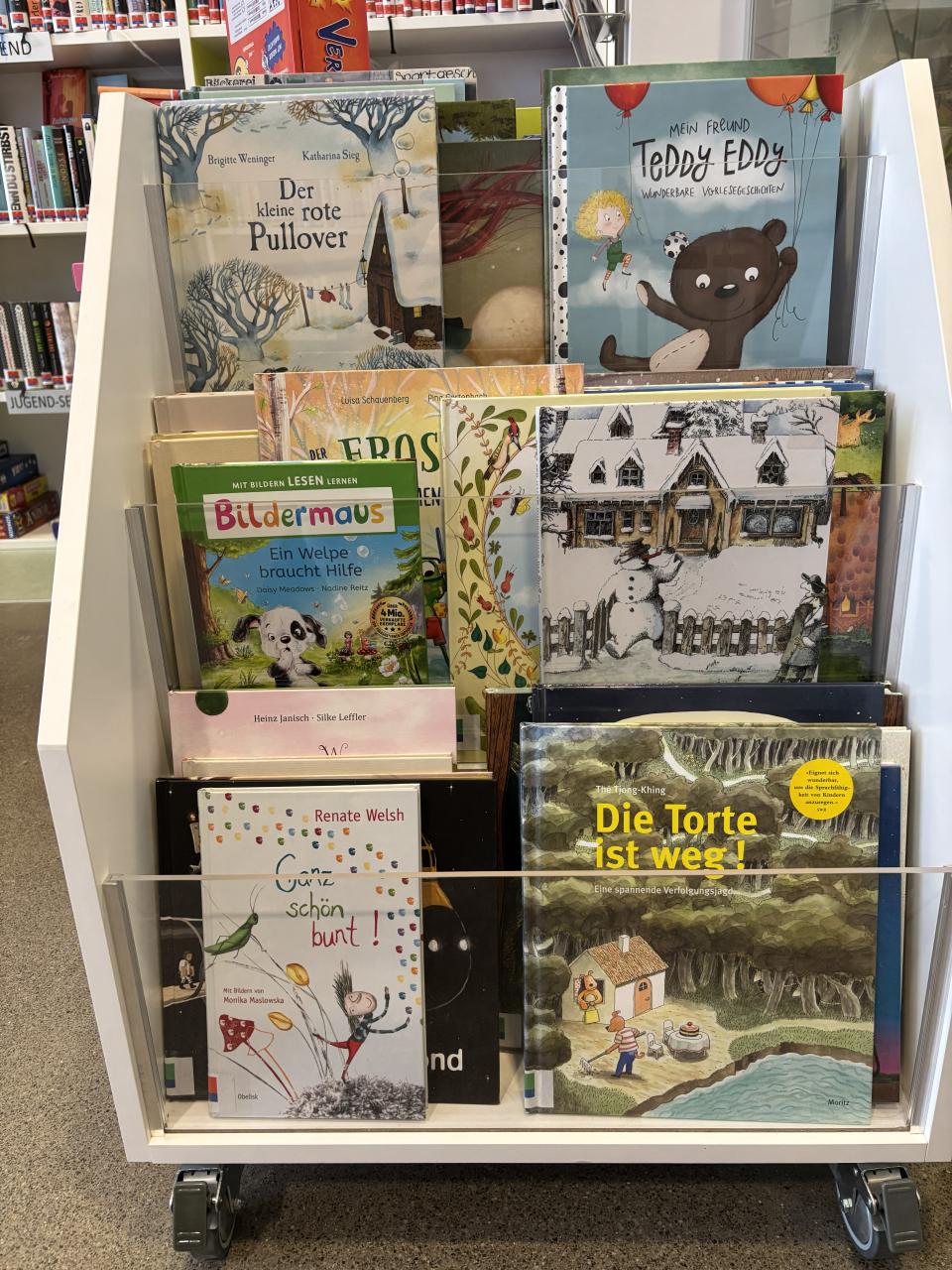 Niedriges Regal für Kinder mit Bilderbüchern. 