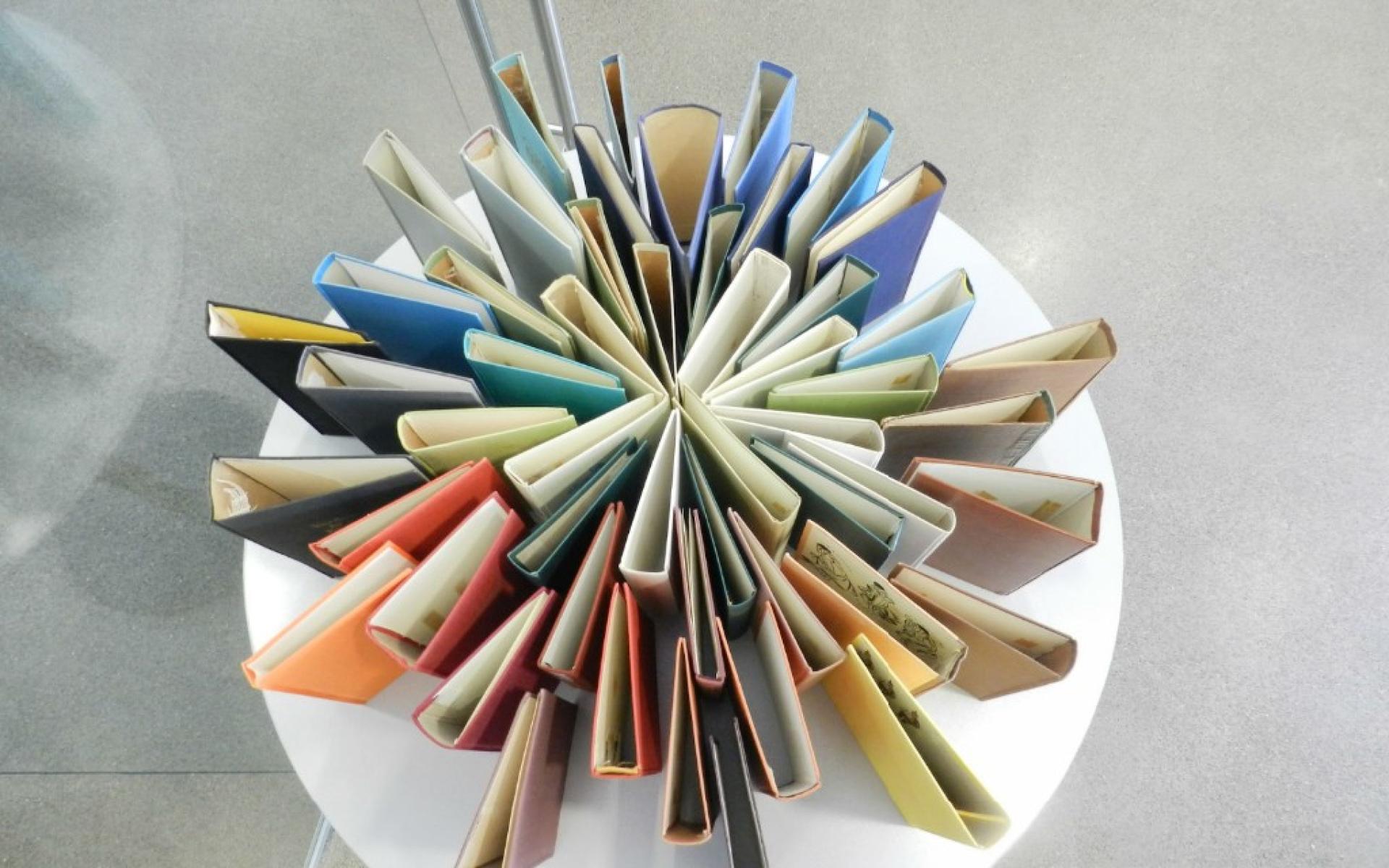 mehrere farbige Buchrücken in einem Kreis positioniert