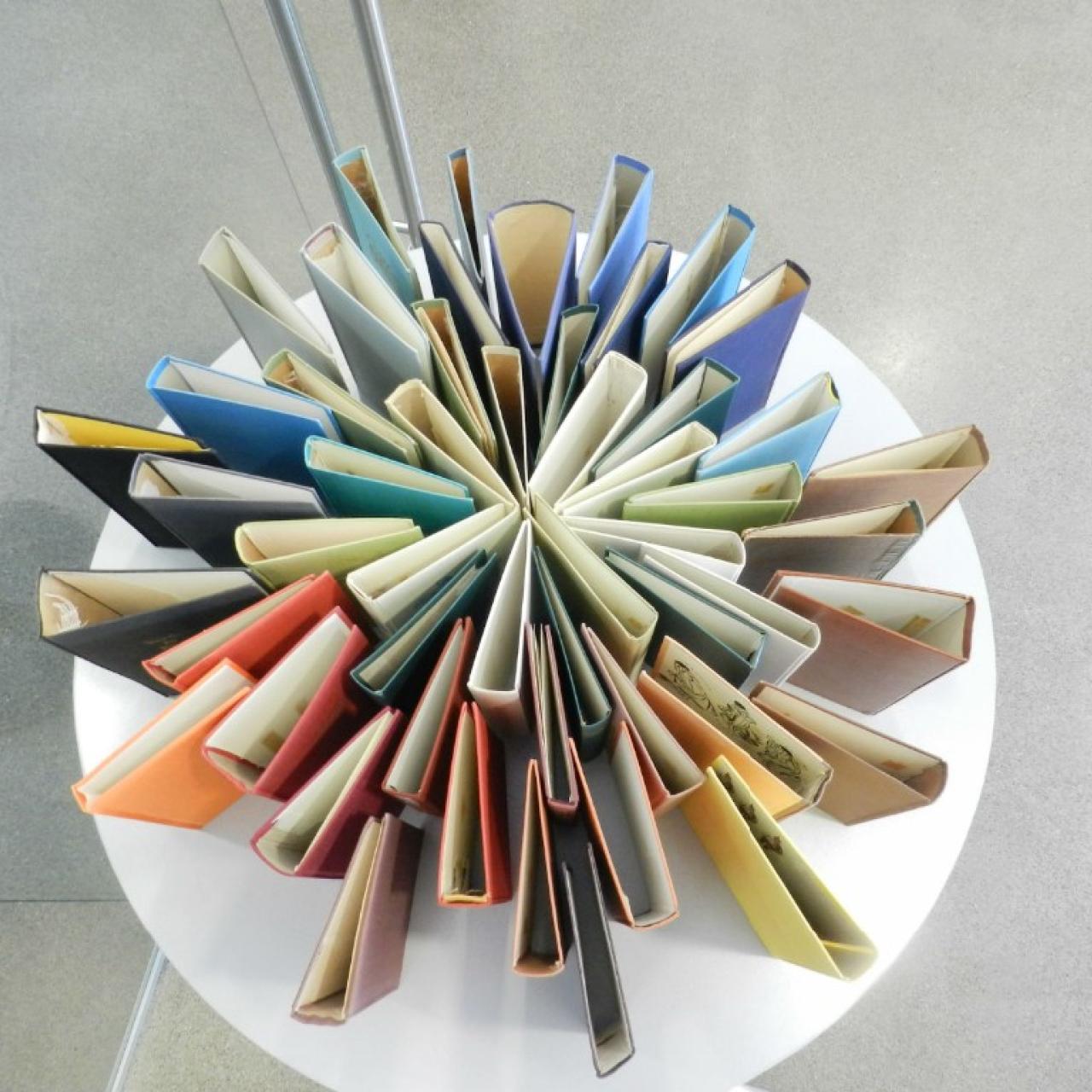 mehrere farbige Buchrücken in einem Kreis positioniert